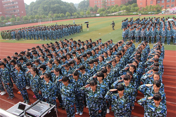 我校舉行2015級新生軍訓(xùn)會(huì)操表演暨總結(jié)表彰大會(huì)173.jpg