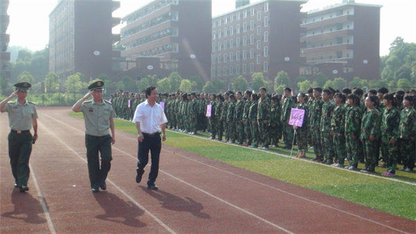 我校舉行2013級(jí)新生軍訓(xùn)會(huì)操表演暨表彰大會(huì)28.jpg